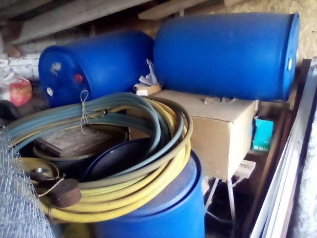 Jó állapotú műanyag hordó 220 liter több darab eladó
