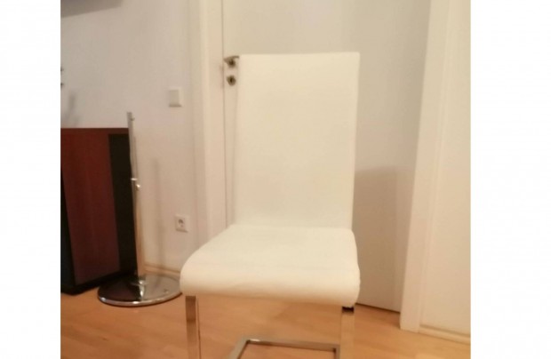 Jó állapotú szánkótalpas, bézs színű, műbőr étkező szék 18000/db. /d