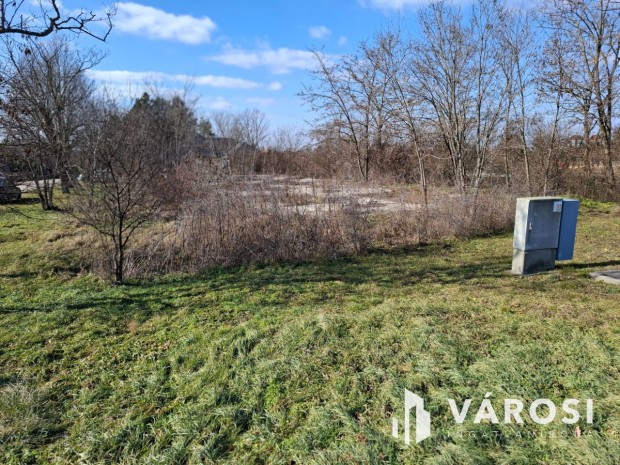 J� fekv�s� �p�t�si telek elad� Sz�c�n