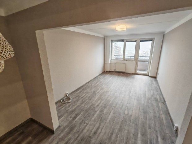 J� fekv�s� vil�gos balkonos lak�s kiad� 