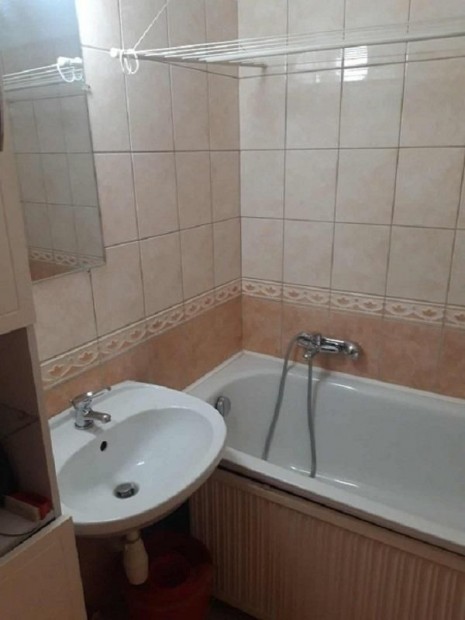 J� helyen-1. emeleten-kedvez� eloszt�s� palotav�rosi panel elad�!