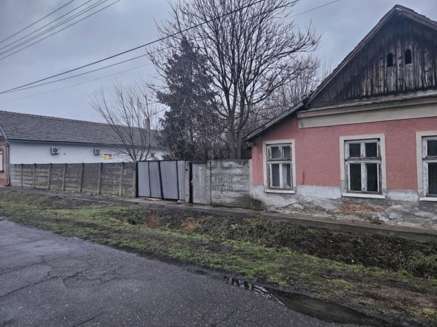 J� helyen nagy telekkel rendelkez� bontand� �llapot� csal�di h�z elad�