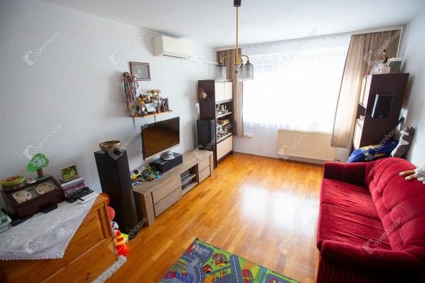 J� lak�s, j� helyen, j� �ron.