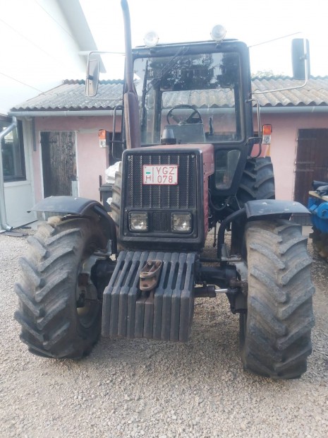 Jó traktor új hátsó gumikkal