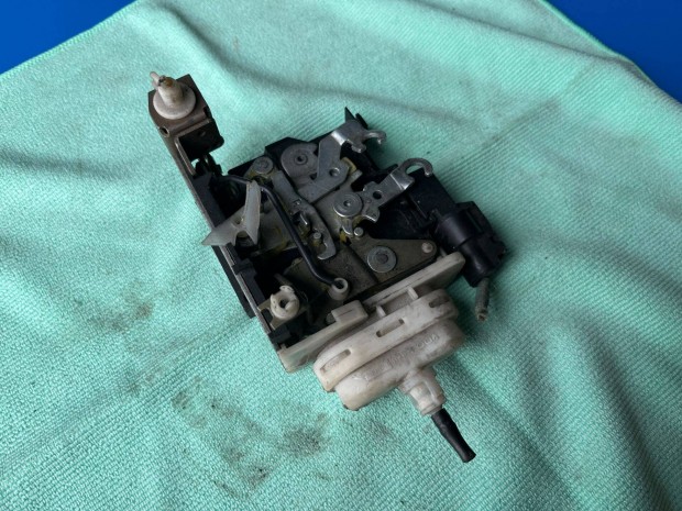 Jobb els� ajt�z�r