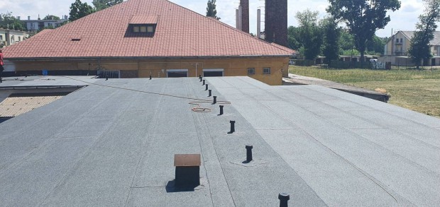 Jogosítvánnyal rendelkező tetőfedő