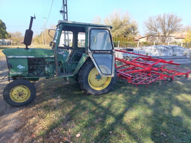 John Deere 3010 t�pus� traktor, fogasboron�s kombin�tor