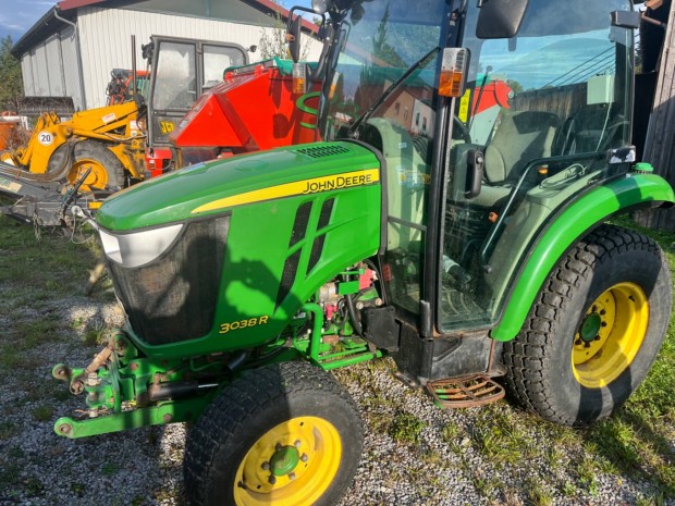 John Deere 3038R