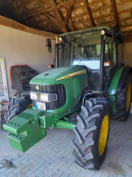 John Deere 5820