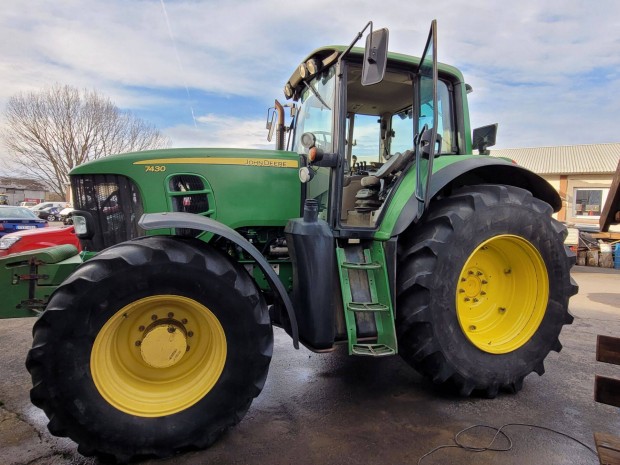 John Deere 7430