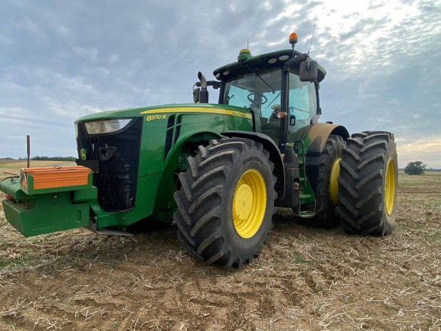 John Deere 8370R traktor kapcsolható ikerkerékkel