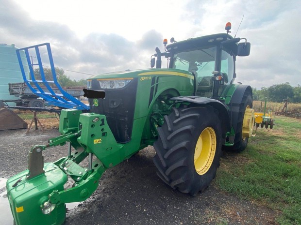 John Deere 8370R traktor kapcsolhat ikerkerkkel, pol kerekekkel