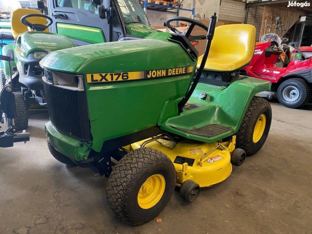 John Deere LX 176