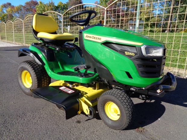 John Deere S240 21.5 Le 2 hengeres fűnyírótraktor fűnyíró traktor