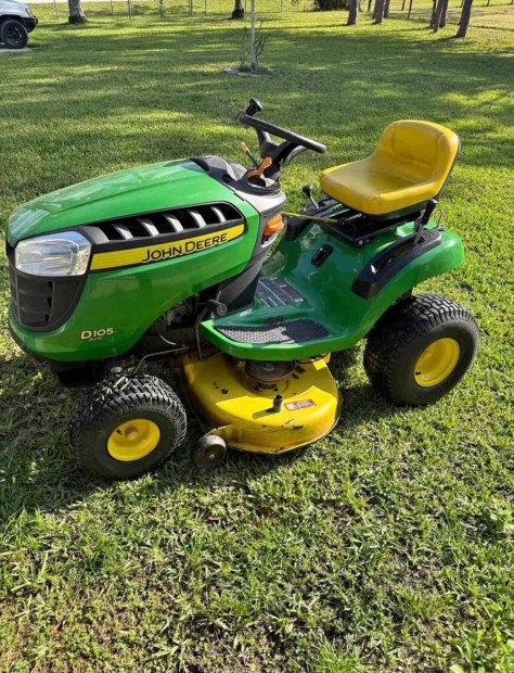 John Deere fűnyíró traktor D105