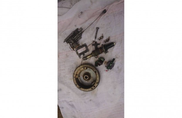 Johnson 9.5Le. régi típusú , 2 hengeres motor bontott alkatrészei