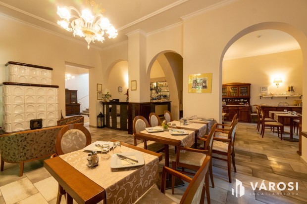 J�kai Villa Hotel elad�