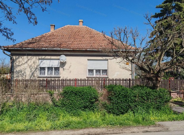 Jól frekventált, csendes környéken eladó családi ház