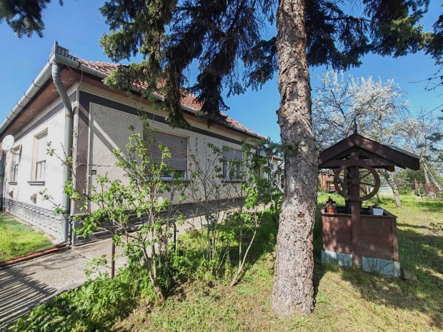 J�l frekvent�lt, csendes k�rny�ken elad� csal�di h�z