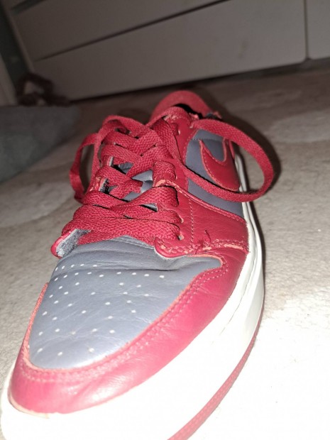 Jordan 1 Elevate Low Dark Grey Varsity Red piros