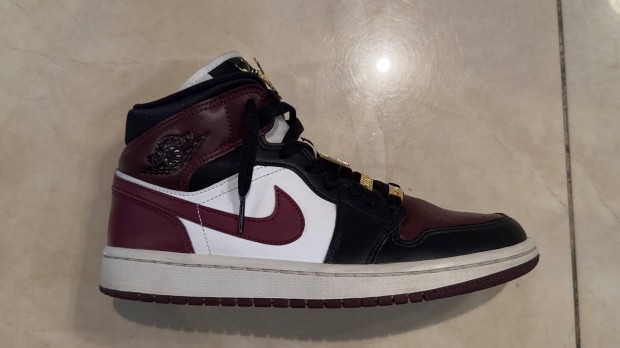 Jordan 1 Mid Black Dark Beetroot