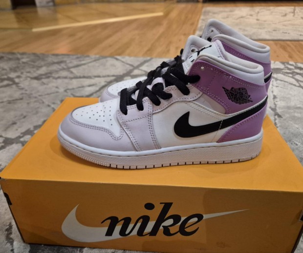 Jordan 1 mid "Barely Grape"