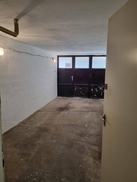 J�sav�ros elej�n z�ld�vezeti t�rsash�z alatti gar�zs elad�