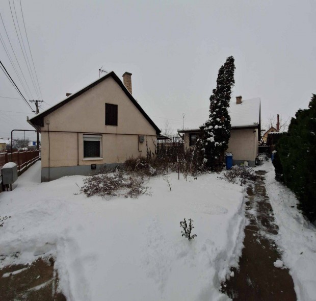 J�zs�n 2 szob�s csal�di h�z. lakhat� mell�k�p�lettel elad�!