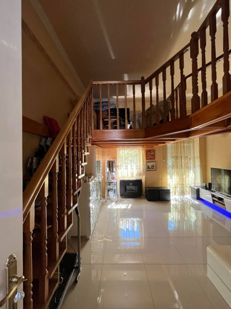 Juh�sz Gyula utc�ban fel�j�tott eleg�ns lak�s b�torokkal az �rban