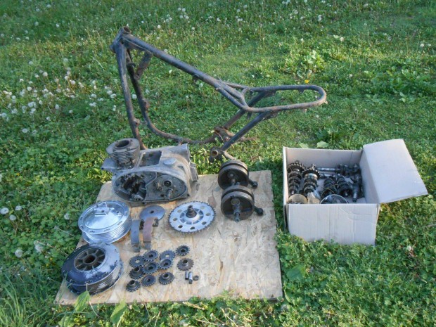 Junak 350 M10-es,ritka Lengyel mkp. alkatr�szek,csak egyben