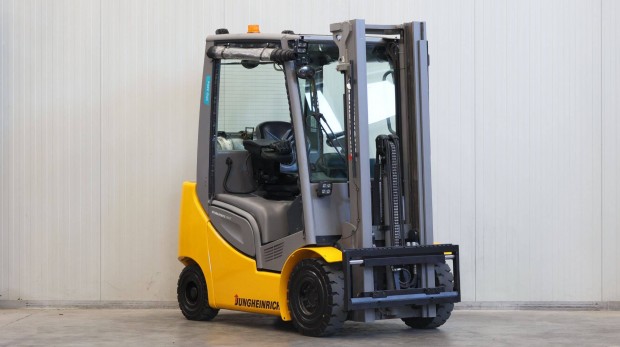 Jungheinrich TFG 320s 2 tonnás gázos targonca