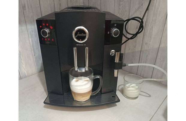 Jura Impressa C5 Cappuccino fejjel