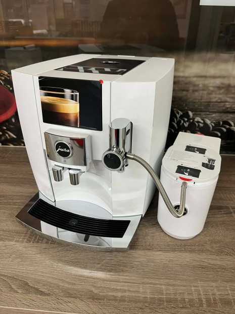 Jura J8 + Cool Control 0,6 liter ( �j gari + sz�mla )