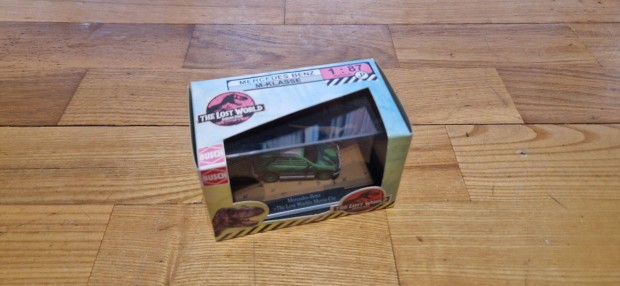 Jurassic park matchbox ritka 1/72 vitrinben mercedes benz ml 2000 év