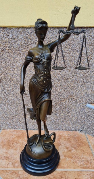 Justitia bronzszobor mrvny talpon