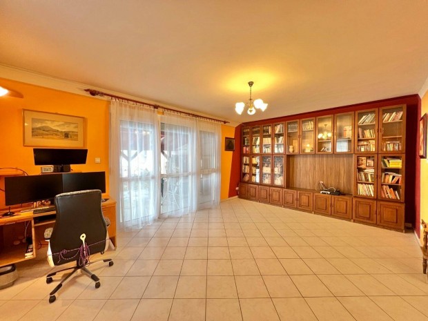 Jut�ban 16 M2-Es 5 Szob�s Csal�di H�z - Gar�zs Elad�