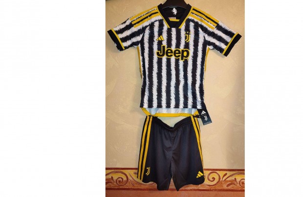 Juventus eredeti adidas fekete fehr gyerek szett (116)
