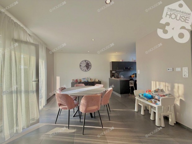 KADAFALV�N GYORS K�LT�Z�S