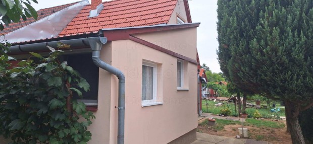 KAPOSV�R-ZSELICKERTV�ROSI H�TV�GIH�Z ELAD�