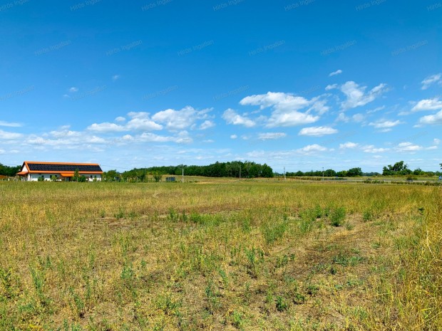 KECSKEM�TEN, A LAD�NYBENEI �T MELLETT TELEK ELAD�!