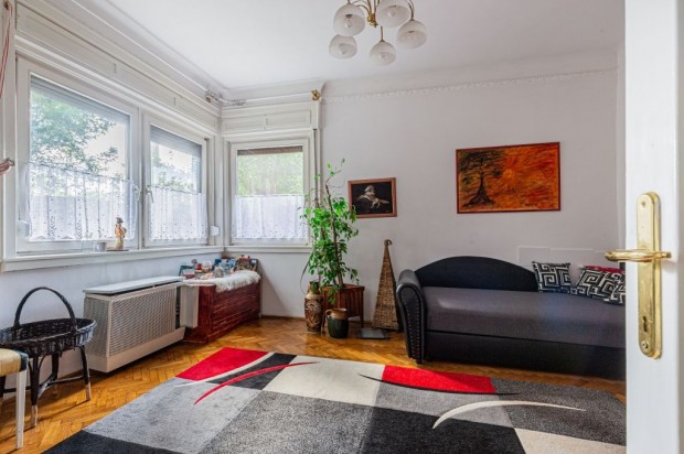 KERÉKGYÁRTÓ utcában 4 szobás lakás KERTTEL, PINCÉVEL