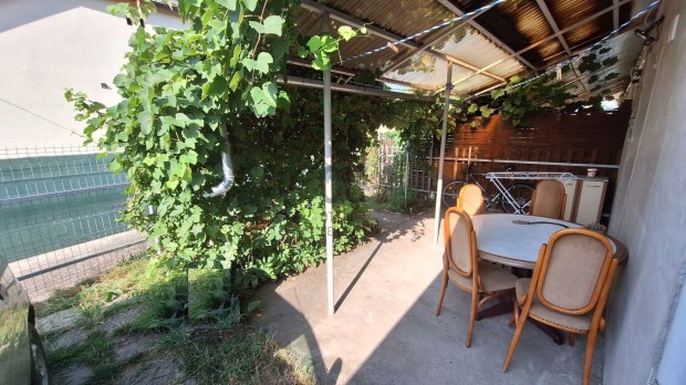 KERTV�ROSI LAK�S  NAGY TERASSZAL, KIS KERTTEL