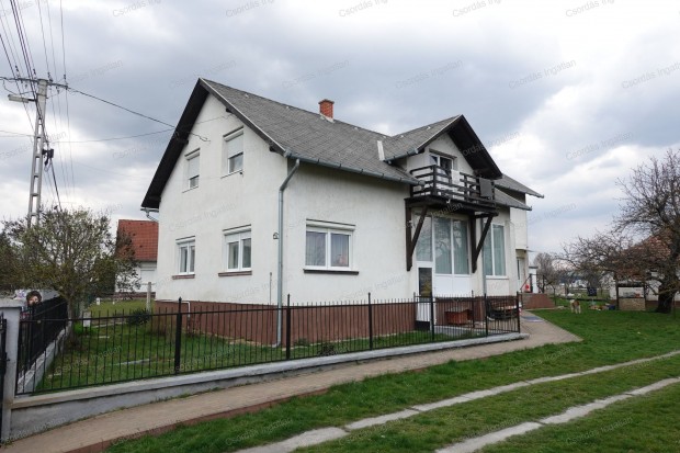 K�T K�L�N LAKR�SZES, PANOR�M�S,�nagy csal�di h�z B�ndon elad�.