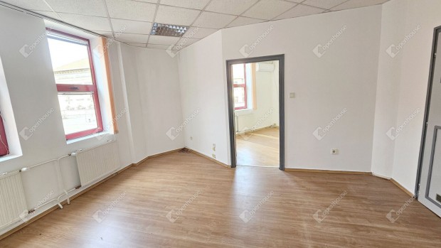 KIAD� 41 m2-es, 2 helyis�ges, konyh�s belv�rosi, m�gis csendes iroda!