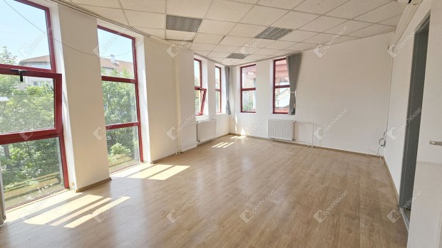 KIAD� 69 m2-es, 3 helyis�ges, teakonyh�s belv�rosi iroda!