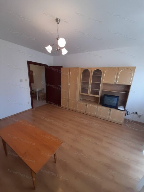 KIADÓ SZOLNOK BELVÁROSÁBAN 1. EMELETI 1 SZOBÁS LAKÁS AUTÓBEÁLLÓVAL!
