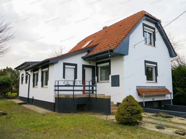 KIADÓ TELJESEN FELSZERELT, KÉTSZINTES CSALÁDI HÁZ KECSKEMÉTEN!!