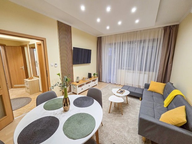 KIAD�!  Debrecenben a Szent Anna utc�n 2000-ben �p�lt, f�ldszinti,