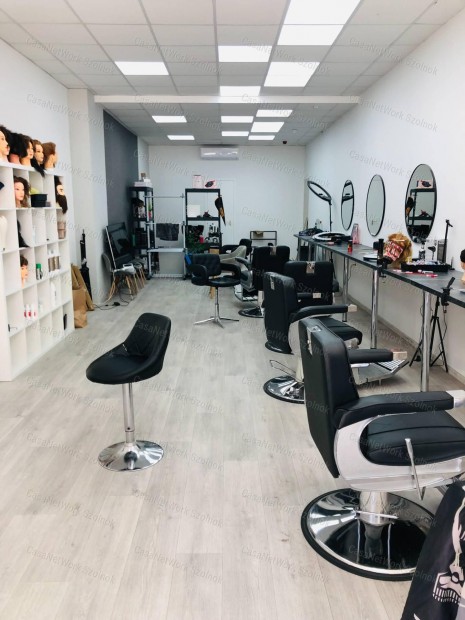 KIAD� �zlethelyis�g Szolnok belv�ros�ban a HOTEL Pelik�n f�ldszintj�n