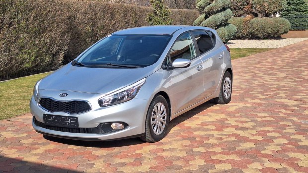 KIA CEE'D 1.4 CRDI FIFA Prmium Kitn llapotban!